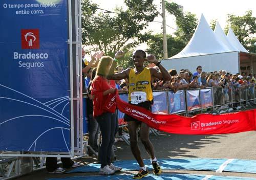 Fabiana Cristine da Silva e Damião Ancelmo de Souza foram os primeiros colocados em corrida que reuniu forte grupo de elite em Copacabana / Foto: Divulgação